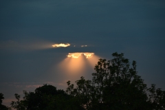 Het Tyndall‑effect lijkt uit een (wolken) bril te stromen